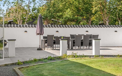 Synne - 350M from the Sea: Arbusto, Jardín, Mueble Para Exteriores, Mueble, Casa, Sombra, Paisajismo, Maceta, Patio