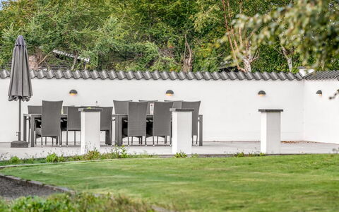 Synne - 350M from the Sea: Arbusto, Jardín, El Terreno Del Lote, Mueble Para Exteriores, Sombra, Paisajismo, Mesa Al Aire Libre, Hormigón, Yarda, Césped