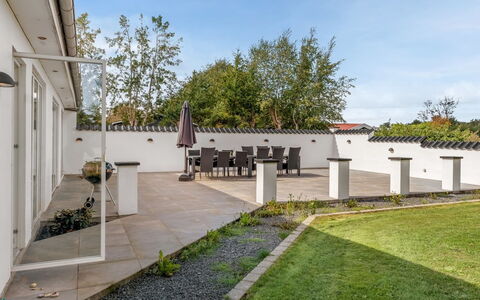 Synne - 350M from the Sea: Casa, Jardín, El Terreno Del Lote, Inmuebles, Sombra, Paisajismo, Patio, Hormigón, Yarda, Pasarela