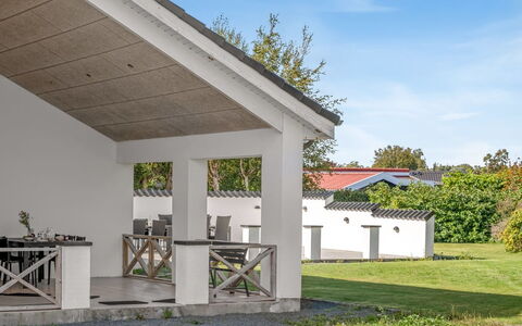 Synne - 350M from the Sea: Casa, Puerta, Material Compuesto, Porche, Sombra, Cabaña, Hormigón, Inmuebles, Estructura Al Aire Libre, Paisajismo