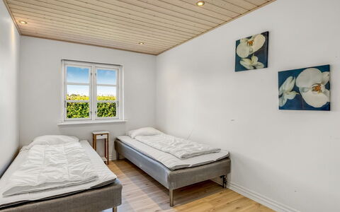 Pauna - 2.5Km from the Sea: Habitación, Madera, Cama, Suelo, Lecho, Diseño De Interiores, Marco De La Cama, Piso, Sábana, Techo