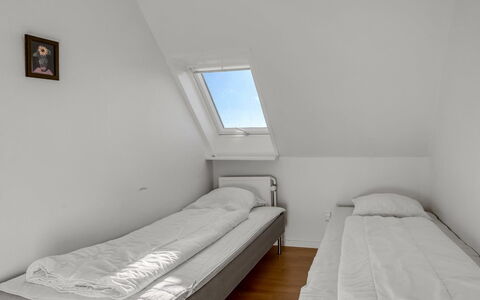 Pauna - 2.5Km from the Sea: Habitación, Cama, Suelo, Lecho, Piso, Marco De La Cama, Sábana, Diseño De Interiores, Techo