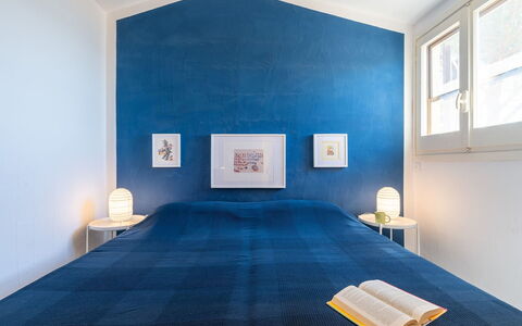 Pellicano: Azul, Pared, Diseño De Interiores, Habitación, Piso, Suelo, Techo, Textil, Cama, Habitación