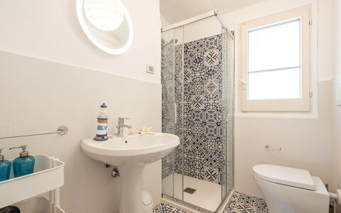 Pellicano: Baño, Asiento Del Baño, Piso, Suelo, Arreglo De Tubería, Baño, Diseño De Interiores, Loseta, Lavabo Del Baño, Plomería