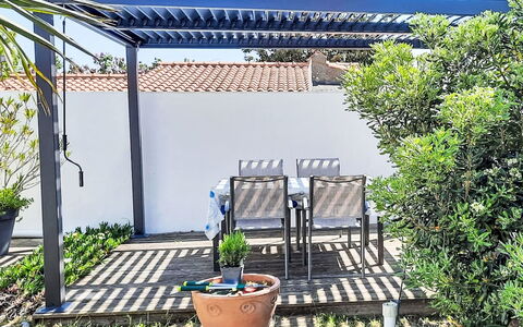Charme de la Linière: Arbusto, Jardín, Mueble Para Exteriores, Sombra, Maceta, Paisajismo, Patio Interior, Eco Hotel, Yarda