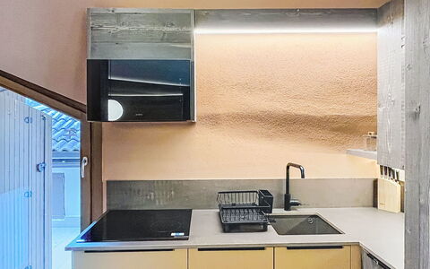 Grual: Cocina, Pared, Mostrador, Diseño De Interiores, Madera, Piso, Aparato De Cocina, Techo, Electrodoméstico, Encendiendo