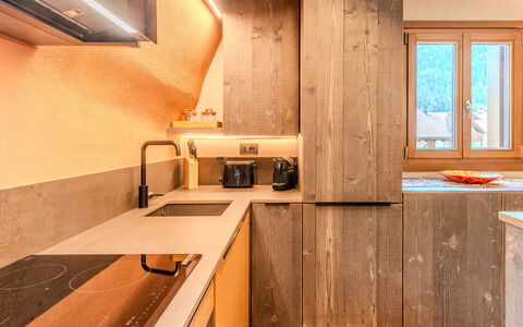 Grual: Cocina, Piso, Mostrador, Madera, Diseño De Interiores, Suelo, Techo, Gabinetes, Mueble, Manchas De Madera