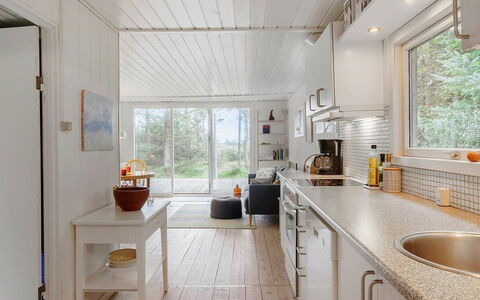 Patti - 700M from the Sea: Diseño De Interiores, Cocina, Piso, Madera, Mostrador, Techo, Mueble, Suelo, Aparato De Cocina, Encendiendo