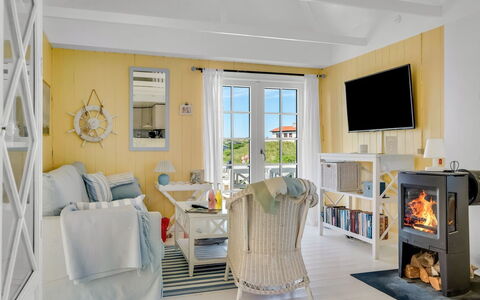 Åsta - 200M from the Sea: Mueble, Diseño De Interiores, Piso, Suelo, Silla, Habitación, Techo, Mesa, Casa, Sala