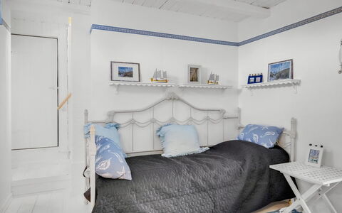 Åsta - 200M from the Sea: Habitación, Pared, Mueble, Diseño De Interiores, Cama, Lecho, Linos, Suelo, Piso, Sábana