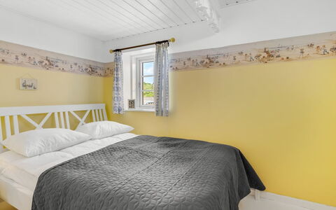 Åsta - 200M from the Sea: Habitación, Diseño De Interiores, Suelo, Cama, Casa, Piso, Techo, Lecho, Habitación, Linos