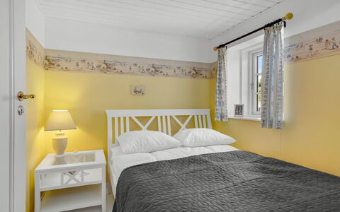 Åsta - 200M from the Sea: Cama, Diseño De Interiores, Habitación, Suelo, Lecho, Mueble, Sábana, Piso, Techo, Habitación
