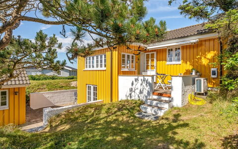 Åsta - 200M from the Sea: Mueble, Madera, Diseño De Interiores, Piso, Suelo, Silla, Habitación, Techo, Sala, Departamento