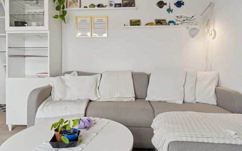 Ruse - 6Km from the Sea: Mueble, Diseño De Interiores, Sofá, Pared, Piso, Sala, Suelo, Habitación, Encendiendo, Departamento