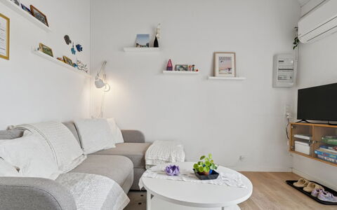 Ruse - 6Km from the Sea: Mueble, Diseño De Interiores, Sofá, Pared, Piso, Sala, Habitación, Suelo, Departamento, Casa