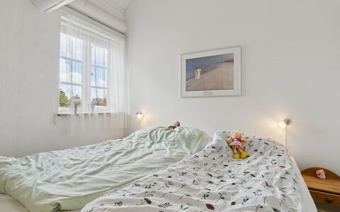 Ruse - 6Km from the Sea: Cama, Habitación, Pared, Diseño De Interiores, Mueble, Sábana, Lecho, Techo, Linos, Textil