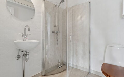 Ruse - 6Km from the Sea: Baño, Arreglo De Tubería, Piso, Suelo, Diseño De Interiores, Plomería, Ducha, Techo, Baño, Habitación