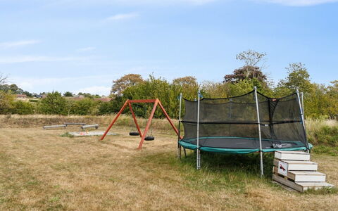Ruse - 6Km from the Sea: Trampolín, Cama Elástica - Material Y Suministros, Llanura, Equipo De Juego Exterior, El Terreno Del Lote, Red, Sombra, Trampolín, Césped, Jardín