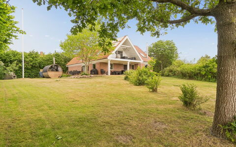 Cyrill - 2Km from the Sea: Casa, Casa, Área Rural, Cabaña, Césped, Inmuebles, Casa De Campo, Jardín, Sombra, Paisajismo