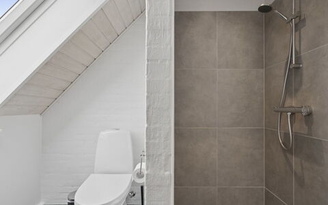 Cyrill - 2Km from the Sea: Piso, Pared, Arreglo De Tubería, Suelo, Baño, Diseño De Interiores, Baño, Techo, Plomería, Loseta