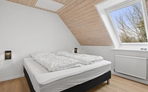 Cyrill - 2Km from the Sea: Madera, Habitación, Techo, Cama, Diseño De Interiores, Piso, Suelo, Marco De La Cama, Lecho, Casa
