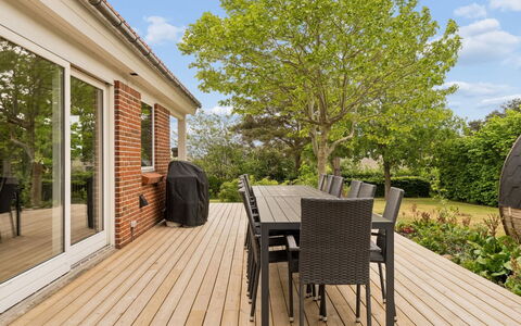 Cyrill - 2Km from the Sea: Mueble, Madera, Diseño De Interiores, Piso, Suelo, Silla, Habitación, Techo, Sala, Departamento