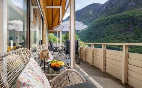 Høyanger Panorama: Madera, Mueble, Porche, Cordillera, Eco Hotel, Balcón, Silla, Cubierta, Manchas De Madera, Madera Dura