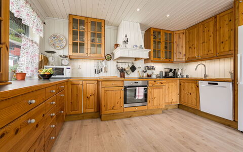 Høyanger Panorama: Madera, Cocina, Gabinetes, Mostrador, Alacena, Piso, Techo, Aparato De Cocina, Mueble, Casa