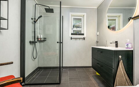 Høyanger Panorama: Arreglo De Tubería, Piso, Diseño De Interiores, Baño, Suelo, Mueble De Baño, Plomería, Grifo, Baño, Loseta