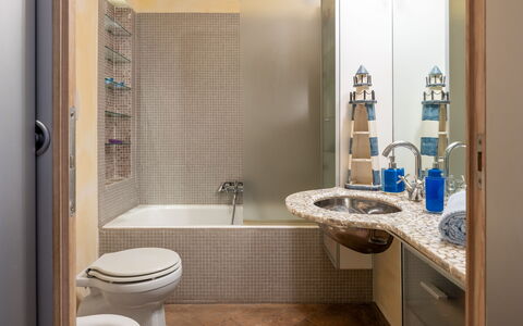Stella Marina Apartment with Pool, Porto Santo Ste: Baño, Arreglo De Tubería, Diseño De Interiores, Pared, Piso, Suelo, Baño, Plomería, Mostrador, Grifo