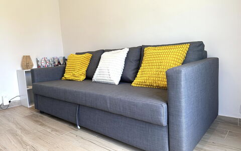 Villa Clem: Piso, Sofá, Suelo, Mueble, Sala, Suelos De Madera, Madera Dura, Almohada, Sofa Cama