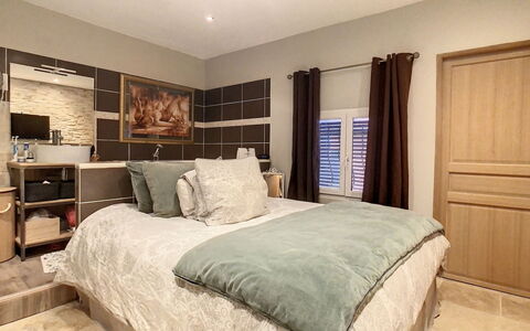 Villa Clem: Mueble, Cama, Diseño De Interiores, Habitación, Suelo, Piso, Lecho, Techo, Sábana, Madera
