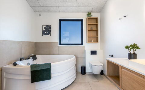 Marten - 500M from the Sea: Piso, Arreglo De Tubería, Diseño De Interiores, Suelo, Baño, Encendiendo, Grifo, Plomería, Habitación, Lavabo