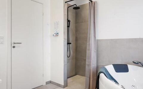 Marten - 500M from the Sea: Piso, Suelo, Diseño De Interiores, Arreglo De Tubería, Techo, Habitación, Baño, Plomería, Puerta, Departamento