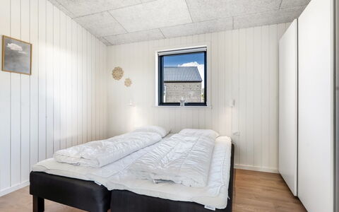 Marten - 500M from the Sea: Madera, Habitación, Techo, Suelo, Lecho, Cama, Sábana, Marco De La Cama, Madera Dura, La Luz Del Día