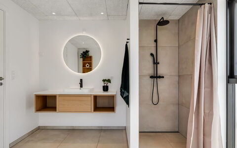 Marten - 500M from the Sea: Piso, Diseño De Interiores, Pared, Suelo, Arreglo De Tubería, Techo, Lámpara, Baño, Encendiendo, Lavabo