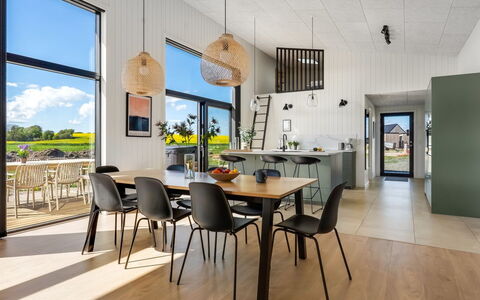 Marten - 500M from the Sea: Madera, Diseño De Interiores, Mueble, Cocina Y Comedor Mesa, Piso, Comedor, Suelo, Mesa, Silla, Techo