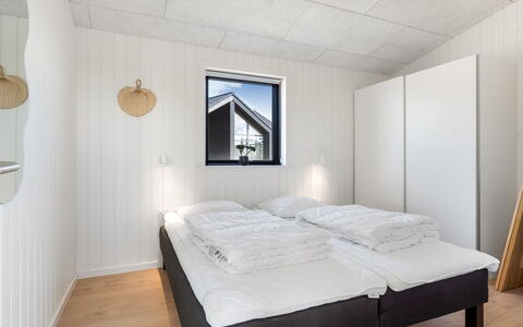 Marten - 500M from the Sea: Madera, Casa, Habitación, Lecho, Cama, Manchas De Madera, Tablón, Madera Dura, La Luz Del Día, Diseño