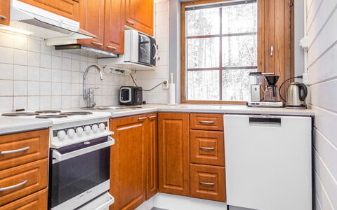Voimatahko: Cocina, Aparato De Cocina, Electrodoméstico, Mostrador, Madera, Gabinetes, Piso, Fregadero, Lavabo, Diseño De Interiores