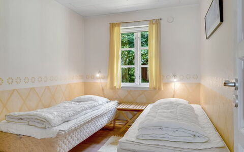 Virve - 100M to the Fjord: Pared, Madera, Suelo, Piso, Diseño De Interiores, Habitación, Cama, Marco De La Cama, Habitación, Lecho