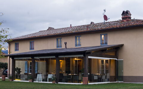 Le Tre Virtù Luxury Relais, Private Pool, Mugello: Sombra, Estructura Al Aire Libre, Toldo, Silla, Pérgola, Porche, Yarda, Pabellón, Diseño, Patio