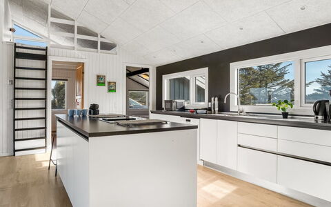 Månviva - 250M from the Sea: Madera, Piso, Techo, Cocina, Diseño De Interiores, Suelo, Mostrador, Casa, Suelos De Madera, Electrodoméstico