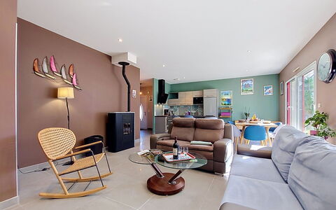 Bienvenue: Mueble, Diseño De Interiores, Piso, Suelo, Techo, Madera, Sofá, Sala, Habitación, Silla