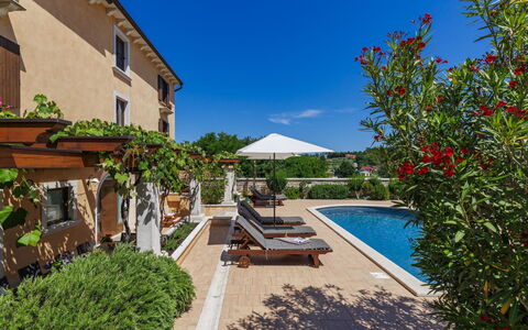 Villa Christina: Piscina, Mueble Para Exteriores, Mueble, Recurso, Paraguas, Silla, Jardín, Inmuebles, Paisajismo, Sombra
