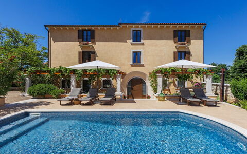 Villa Christina: Piscina, Mueble Para Exteriores, Casa, Recurso, Inmuebles, Villa, Paraguas, Hacienda, Hotel, Sunlounger