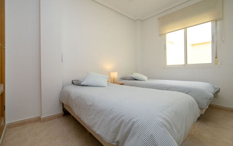 Altea Natura: Cama, Habitación, Pared, Suelo, Madera, Piso, Sábana, Lecho, Mueble, Diseño De Interiores