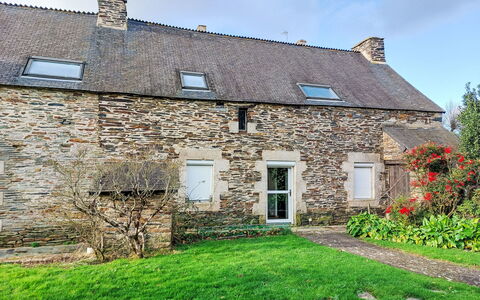 Maison du Paradis: Pared, Hierba, Casa, Cabaña, Arbusto, Techo, Área Rural, Pared De Piedra, El Terreno Del Lote, Enladrillado