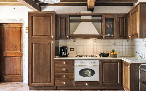 Il Cottage Roccaio: Madera, Cocina, Mueble, Gabinetes, Diseño De Interiores, Electrodoméstico, Piso, Aparato De Cocina, Mostrador, Alacena
