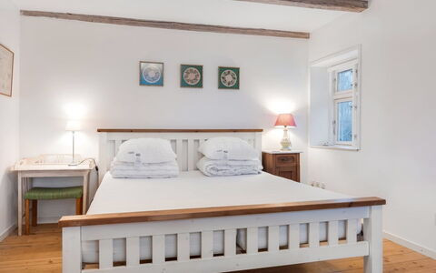 Edla - 5Km from the Sea: Cama, Mueble, Lecho, Habitación, Sábana, Diseño De Interiores, Madera, Suelo, Piso, Habitación