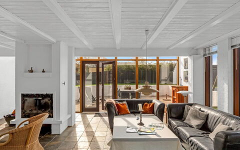 Talida - 500M from the Sea: Mueble, Madera, Diseño De Interiores, Piso, Suelo, Silla, Habitación, Techo, Sala, Departamento